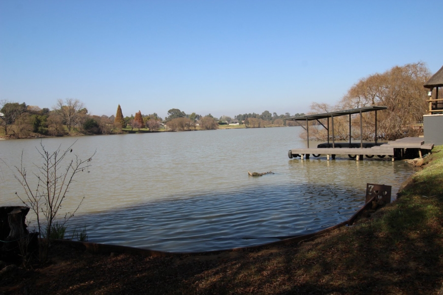 4 Bedroom Property for Sale in Lake Deneysville Free State